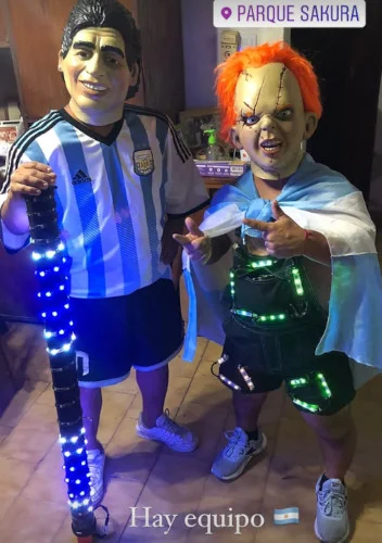 Enano con Maradona y Chucky